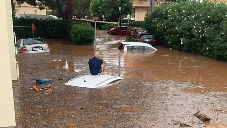 Vehículos anegados en Benicàssim (Castellón). AVAMET