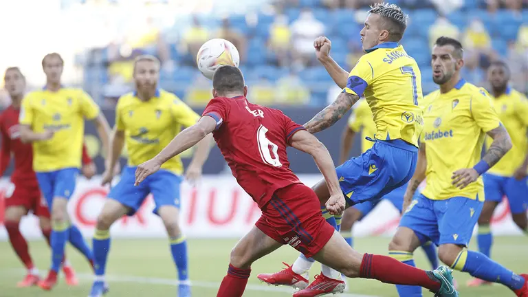 Cabezazo de Oier Sanjurjo ante el Cádiz. CA Osasuna.