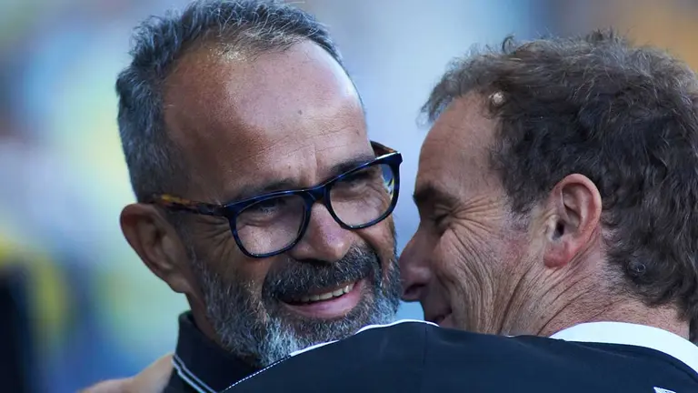 Alvaro Cervera, entrenador del Cádiz, saluda a Jagoba Arrasate, entrenador de Osasuna
AFP7 /  Europa Press