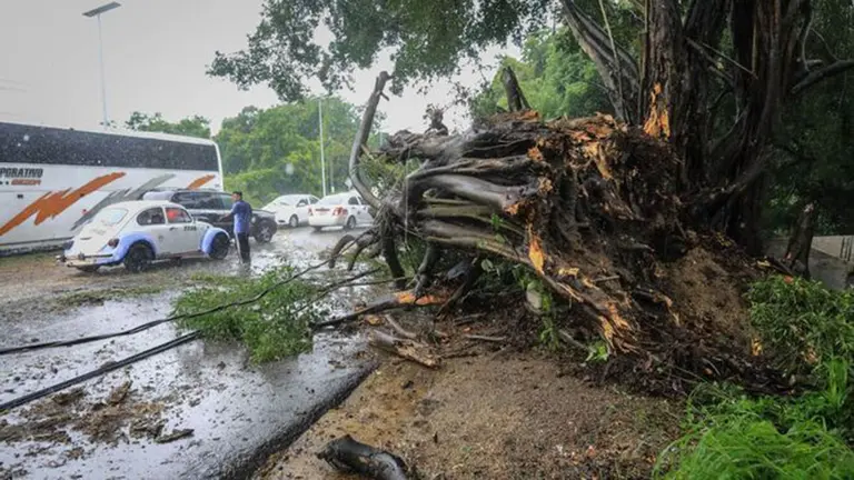 Hurac&aacute;n Nora a su paso por Acapulco. EFE