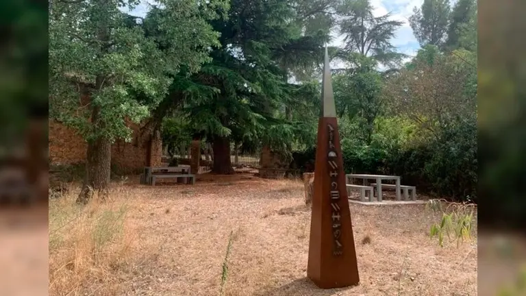 El monolito con inscripciones egipcias. - AYTO. DE VIMBODÍ I POBLET (@VIMBODI_I_POBLET)