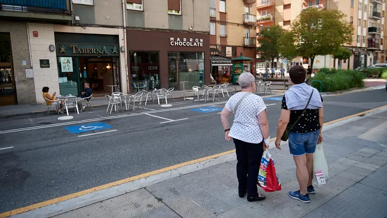 Dos señoras paradas en la calle en los ultimos dia del verano de 2021 durante la crisis del coronavirus en la Comunidad Foral. MIGUEL OSÉS