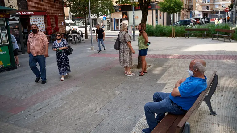 Varias personas caminan por la calle en Ansoain en los ultimos dia del verano de 2021 durante la crisis del coronavirus en la Comunidad Foral. MIGUEL OSÉS