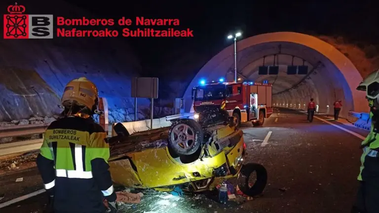 Accidente en la autov&iacute;a, en Yesa, donde dos personas han resultado heridas BOMBEROS DE NAVARRA