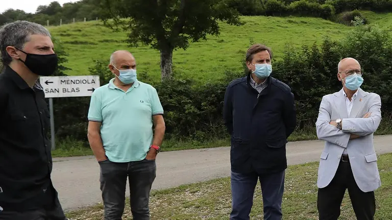 El consejero Bernardo Ciriza, junto al director general de Obras Públicas e Infraestructuras, Pedro López, el alcalde de Baztan, Joseba Otondo, y el concejal de Obras Públicas, Florentino Goñi, en una visita reciente al barrio de Mendiola. GOBIERNO DE NAVARRA