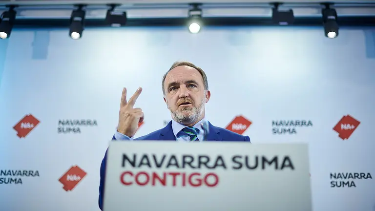El presidente de UPN y portavoz de Navarra Suma, Javier Esparza, valora en rueda de prensa la situación actual del proyecto del TAV en Navarra. PABLO LASAOSA