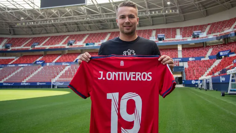 Javier Ontiveros, durante la presentación con Osasuna OSASUNA