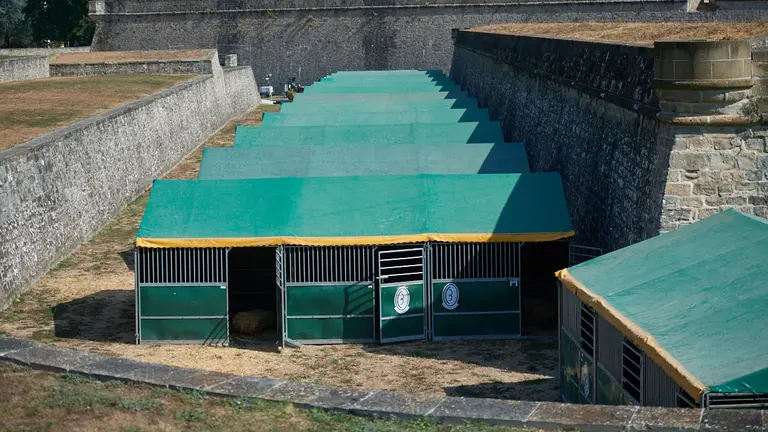 Los fosos de la Ciudadela se preparan para el espectáculo de hípica que se celebrara este fin de semana. MIGUEL OSÉS