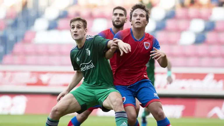 Barbero en pugna con la defensa del Numancia. CA Osasuna.