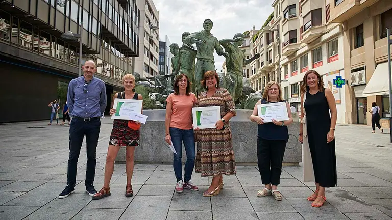 Entrega de premios del concurso de escaparates de verano de Ensanche Área Comercial con colaboración de Navarracom. PABLO LASAOSA