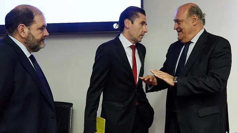 El Jefe de Prensa del Tribunal Superior de Justicia de Navarra, Gonzalo Ruiz Eraso, junto con el presidente del TSJN, Joaquín Galve, en el Parlamento de Navarra. IÑIGO ALZUGARAY