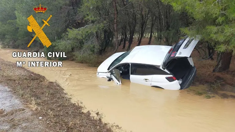 Salida de vía de un turismo en Caparroso. GUARDIA CIVIL