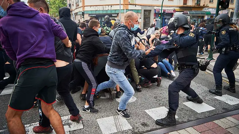 Disturbios durante el desalojo del Gaztetxe de la Rochapea. PABLO LASAOSA
