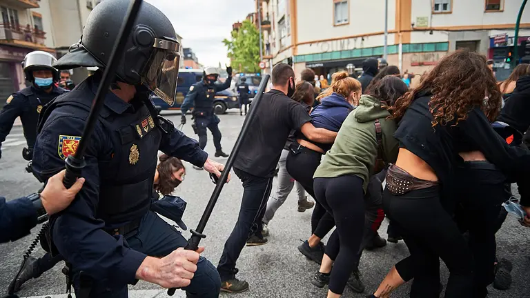 Disturbios durante el desalojo del Gaztetxe de la Rochapea. PABLO LASAOSA