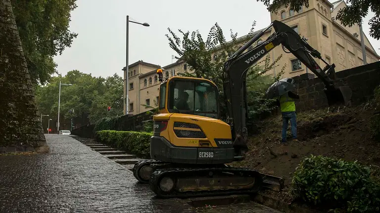 Comienzo de las obras en uno de los márgenes de la Cuesta de Labrit que permitirá la ejecución de un carril bici. AYUNTAMIENTO DE PAMPLONA