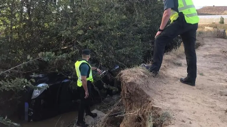 Recuperan un coche arrastrado por la riada en Artajona GUARDIA CIVIL