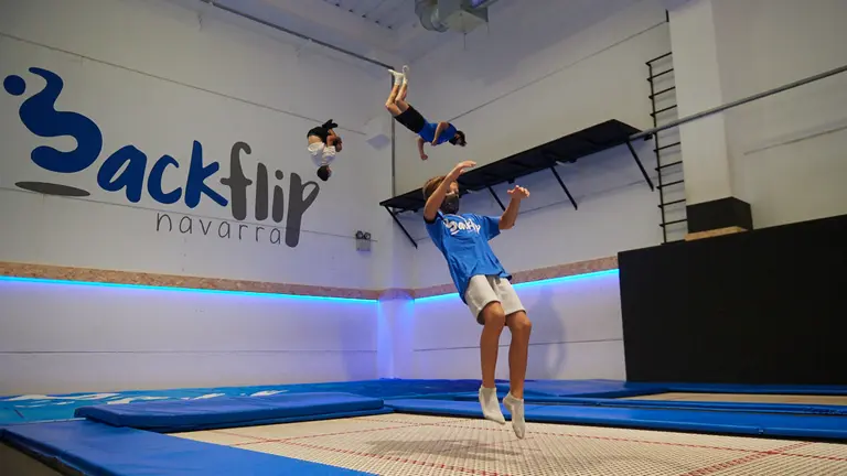 Exhibición en el marco del Parkour Spain Series 2021 en el gimnasio Backflip Navarra. MIGUEL OSÉS