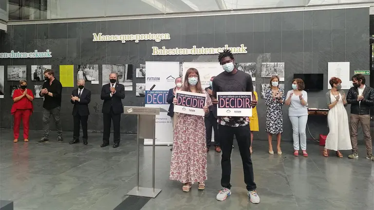Acto en el Parlamento de Navarra para celebrar la entrada en vigor de la ley. EUROPA PRESS
