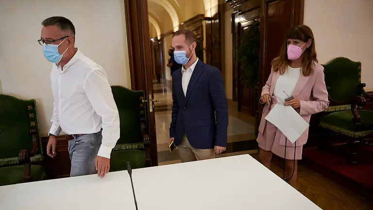Juan Luis García, Xabi Sagardoy y Maite Esporrín del PSN acceden al pleno extraordinario del Ayuntamiento de Pamplona. PABLO LASAOSA