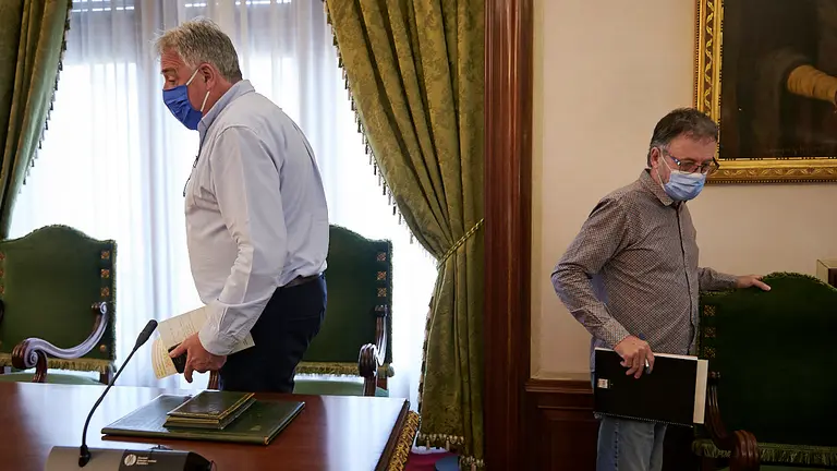 Joseba Asirón de EH Bildu junto a Patxi Leuza de Geroa Bai acceden al pleno extraordinario del Ayuntamiento de Pamplona. PABLO LASAOSA