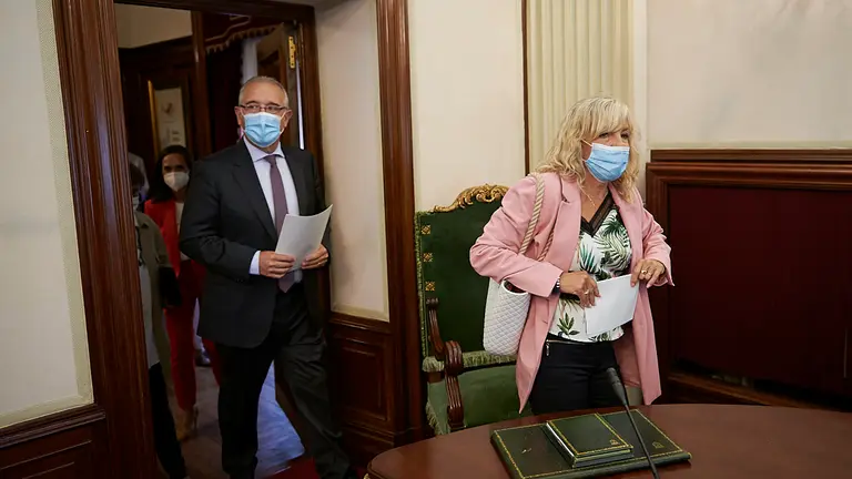 María Caballero accede junto a Enrique Maya, alcalde de Pamplona, al pleno extraordinario del Ayuntamiento de Pamplona. PABLO LASAOSA