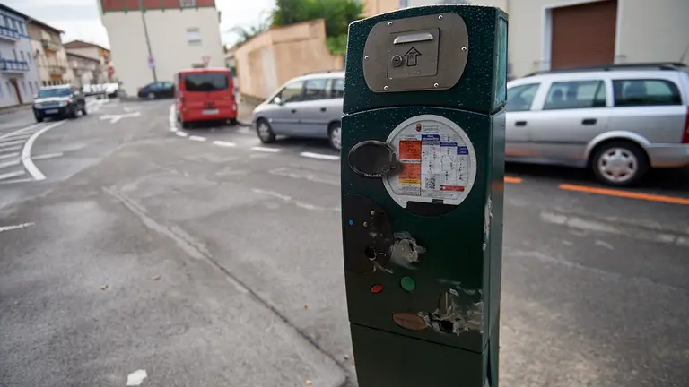 Nueva zona azul en el barrio de la Chantrea de Pamplona. MIGUEL OSÉS