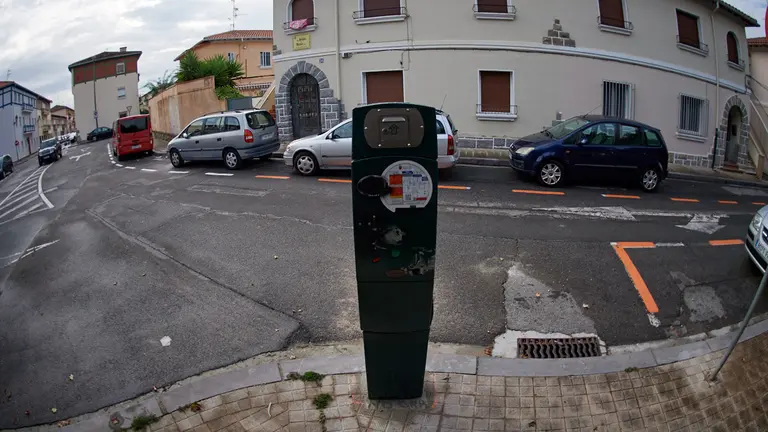 Nueva zona azul en el barrio de la Chantrea de Pamplona. MIGUEL OSÉS