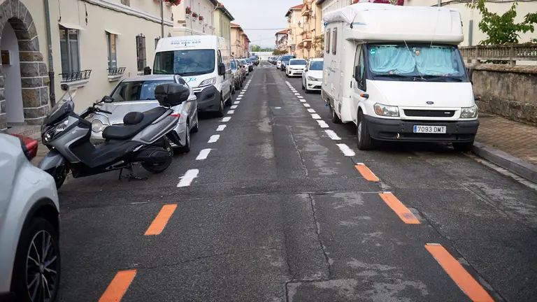 Nueva zona azul en el barrio de la Chantrea de Pamplona. MIGUEL OSÉS