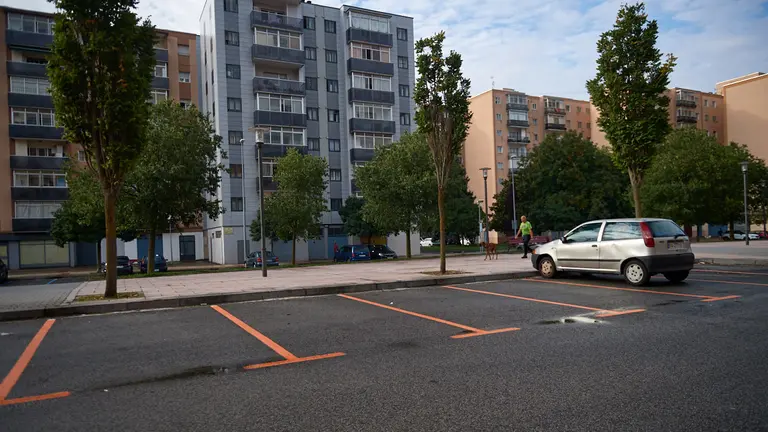 Nueva zona azul en el barrio de la Chantrea de Pamplona. MIGUEL OSÉS