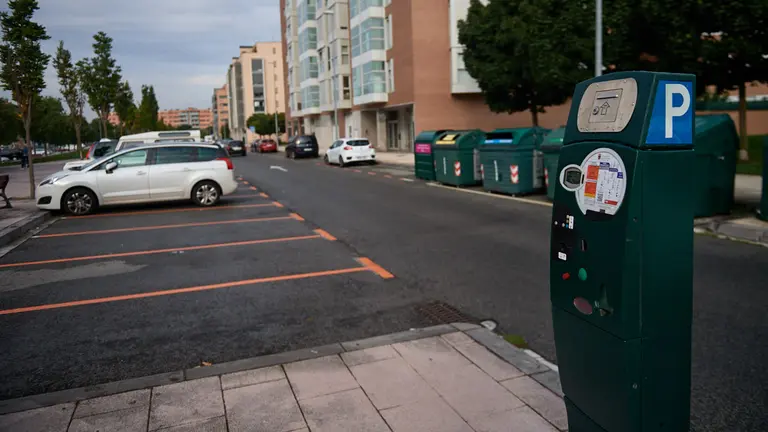 Nueva zona azul en el barrio de la Chantrea de Pamplona. MIGUEL OSÉS