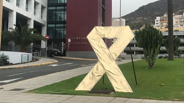 Un Hospital Materno Infantil coloca un lazo dorado en la entrada en honor a los niños que padecen cáncer. EUROPA PRESS