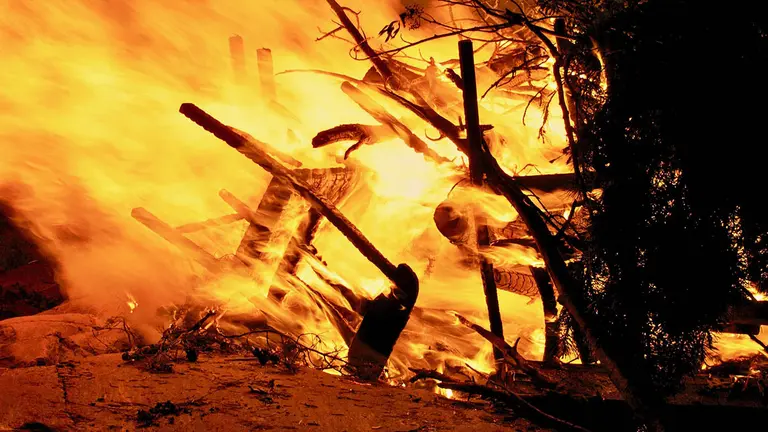 Imagen de una silla ardiendo. ARCHIVO