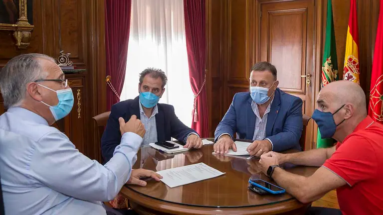 Enrique Maya se reúne en su despacho con el jefe de Policía Municipal, Javier Goya, el concejal delegado de Seguridad Ciudadana, Javier Labairu, y el director del área, Patxi Fernández para tratar los incidentes en los botellones de Pamplona.