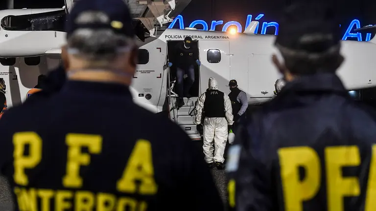 Oficiales de la Interpol esperan a la llegada del detenido. EUROPA PRESS