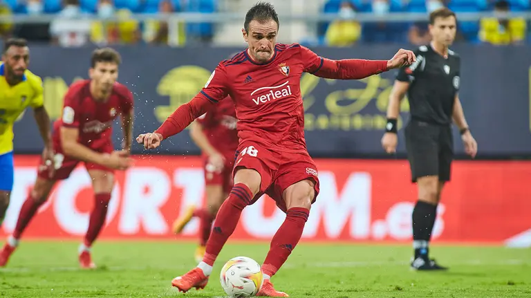 Kike García marca gol de penalti para Osasuna ante el Cádiz en el estadio Nuevo Mirandilla. AFP7 /  Europa Press