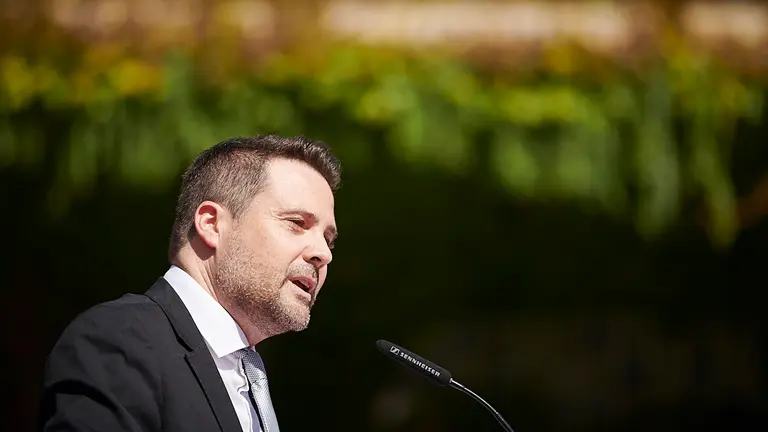 Acto de inauguración del monumento 'El abrazo de Tudela' en recuerdo de las víctimas del terrorismo en el Paseo del Queiles de Tudela. PABLO LASAOSA