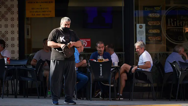 Varias personas caminan por Tudela. PABLO LASAOSA
