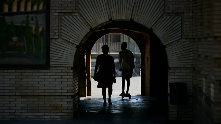 Varias personas caminan por Tudela. PABLO LASAOSA