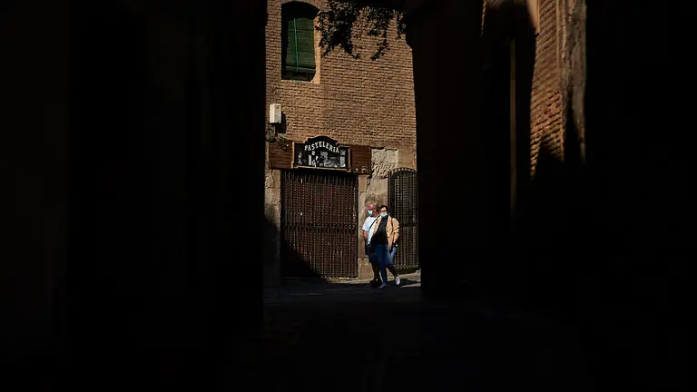 Varias personas caminan por Tudela. PABLO LASAOSA