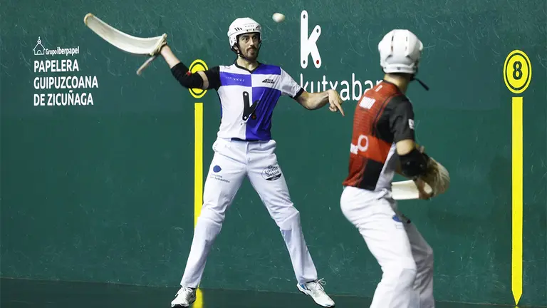 Endika Barrenetxea en acción ante Imanol Ansa en el frontón Galarreta. Maialen Andrés.