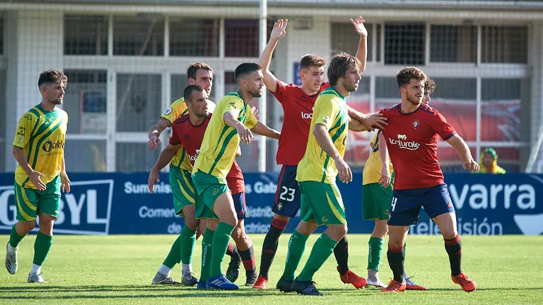 El Osasuna Promesas se enfrenta al Tropezón en las instalaciones Tajonar. MIGUEL OSÉS