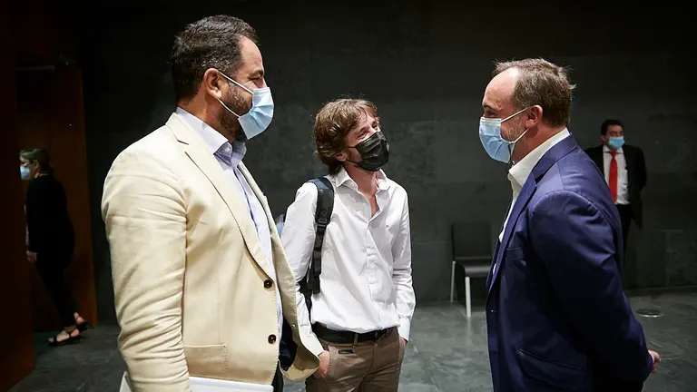 Ramón Alzórriz(i) del PSN habla con Mikel Buil(c) de Podemos y Javier Esparza, de Navarra Suma. PABLO LASAOSA