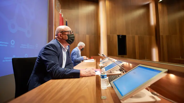 El consejero de Educación, Carlos Gimeno, y el director general de Educación, Gil Sevillano, presentan los datos relativos al curso escolar 21/22. MIGUEL OSÉS