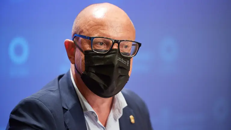 El consejero de Educación, Carlos Gimeno, y el director general de Educación, Gil Sevillano, presentan los datos relativos al curso escolar 21/22. MIGUEL OSÉS