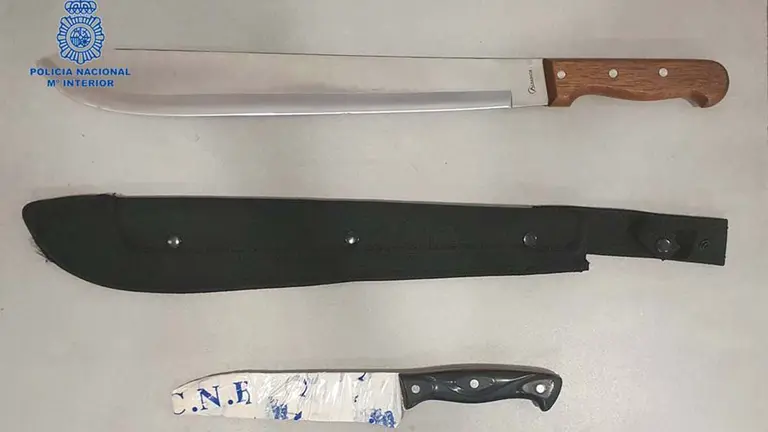 Armas blancas intervenidas al detenido. POLICÍA NACIONAL