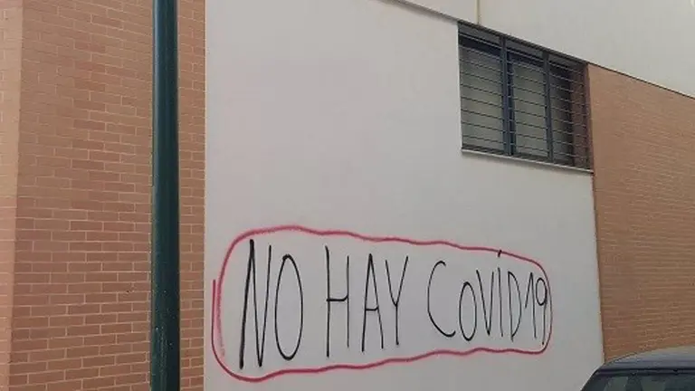 Una de las pintadas realizadas por el hombre de 70 años detenido. CNP