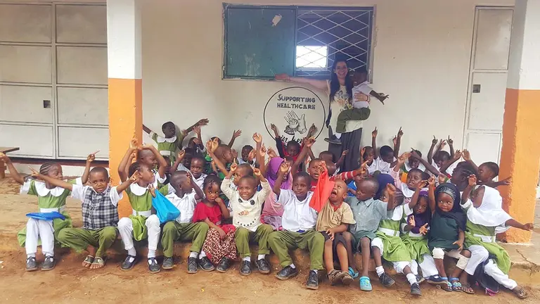La tudelana Marta Oreja Bernal junto con los niños de la ONG 'Supporting Healthcare in Kenya'. CEDIDA