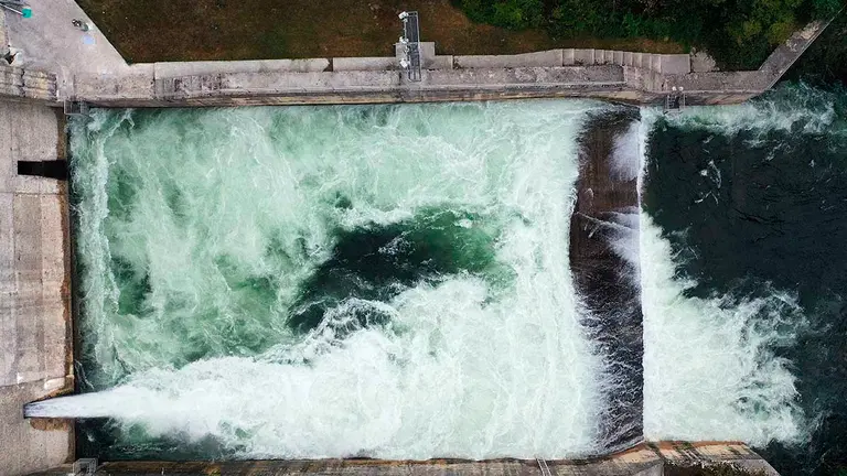 Fotografía tomada desde un dron del desembalse de las aguas de fondo del pantano de Eugi, esta operación, que se viene realizando desde 1991, tiene por objeto contribuir a mejorar la calidad del agua suministrada. La eliminación de materia orgánica y metales (hierro y fundamentalmente manganeso) del fondo del embalse, permite mejorar la calidad del agua que llega a la planta de Urtasun y reducir con ello el empleo de reactivos en la fase de potabilización del agua antes de ser suministrada a la Comarca. La operación de desembalse se lleva a cabo al final del verano, cuando se ha formado la termoclina, es decir, cuando el agua de embalse de Eugi se ha estratificado en capas de mayor a menor temperatura. EFE/ Jesús Diges