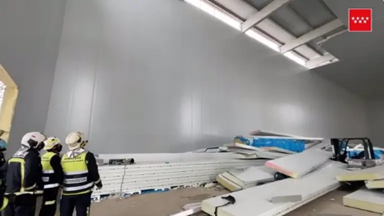 Muere un trabajador y dos resultan heridos muy graves al derrumbarse 30 planchas de un falso techo en Alcalá de Henares. EMERGENCIAS 112 COMUNIDAD DE MADRID