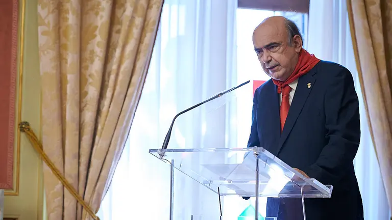 El Ayuntamiento entrega el 'Pañuelo de Pamplona - Iruñeko Zapia' al historiador Juan José Martinena. PABLO LASAOSA